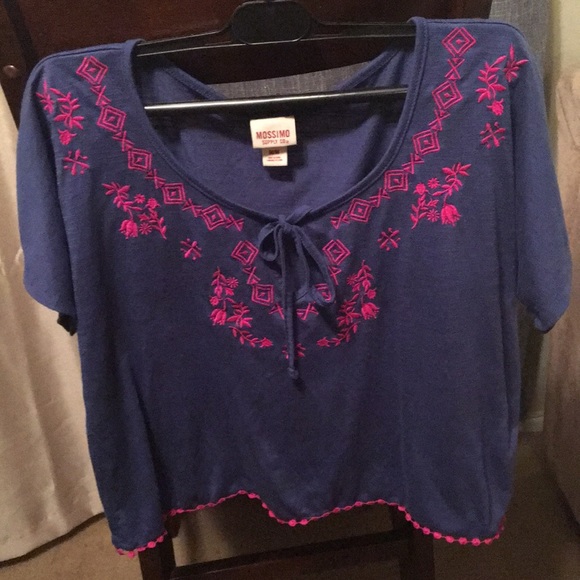 Kind of crop top. - Picture 1 of 3